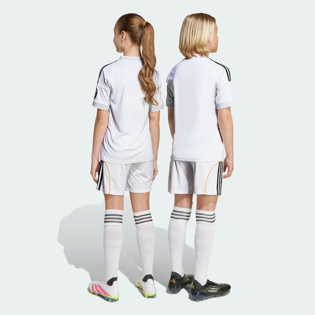 Detalle de Conjunto primera equipación Real Madrid 25/26 de Adidas