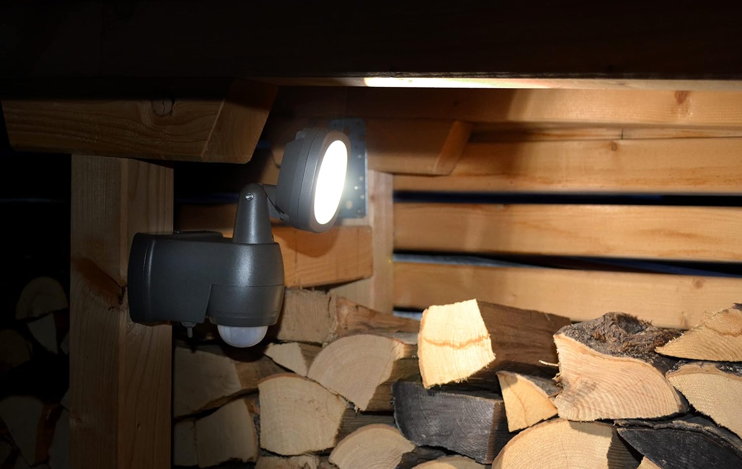 Detalle 2 de Brennenstuhl Projecteur LED LUFOS 400 avec détecteur de mouvement – éclairage extérieur sans fil