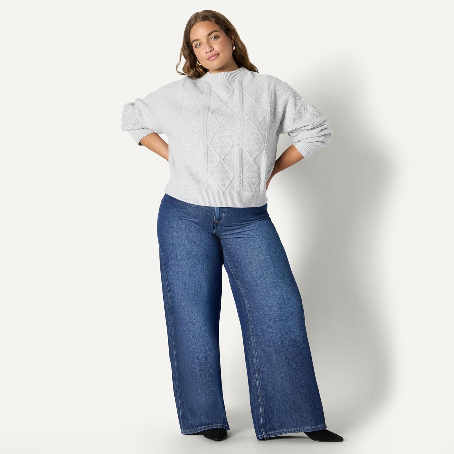 Thumbnail 6 de Amazon Essentials Women's Relaxed-Fit Cable Crewneck Jumper
