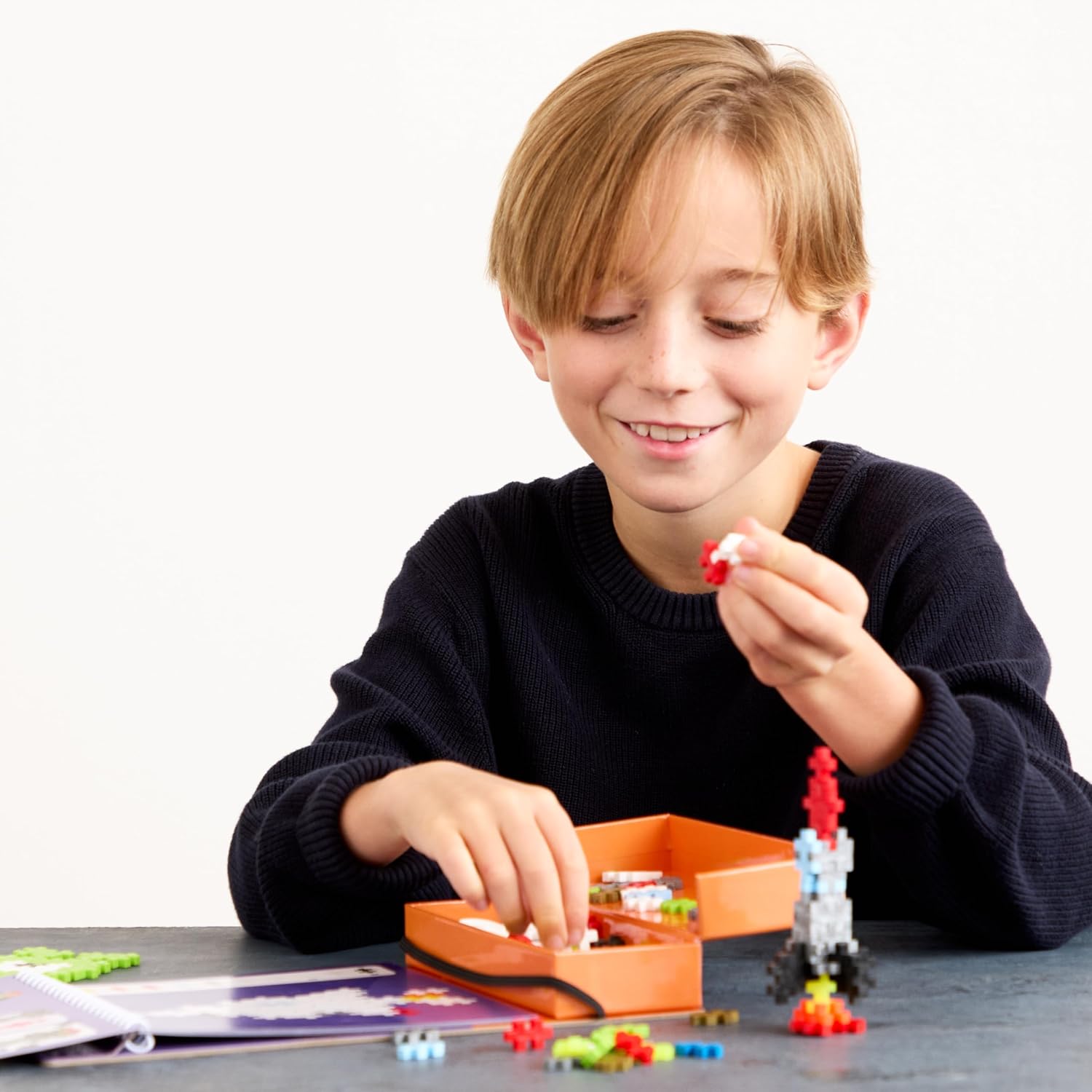 Detalle de PLUS PLUS Travel Toys Building Blocks Puzzle Play (Space) – 12 pages with 125 pieces in attached storage, for age 5+