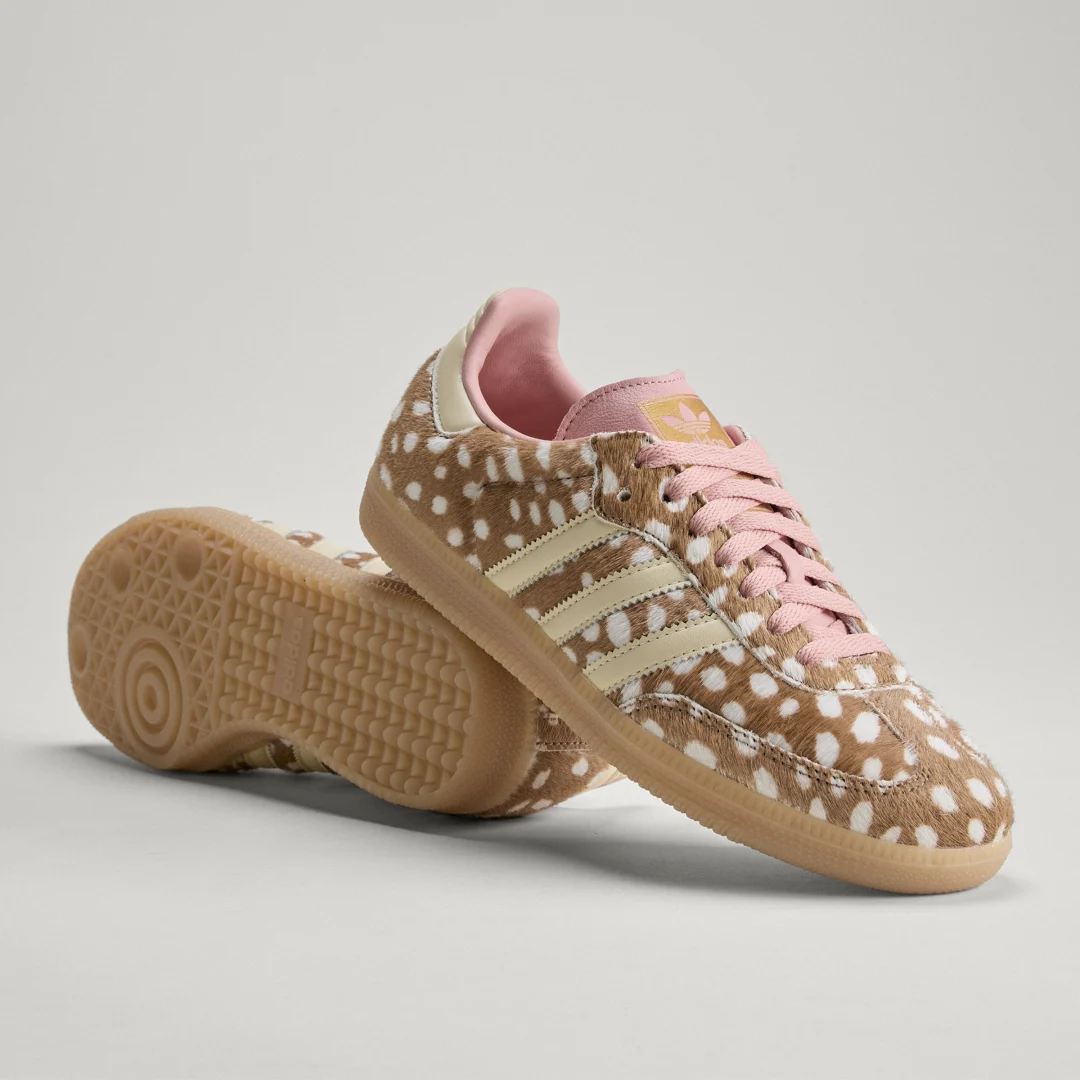 Detalle de Zapatilla Samba OG de Adidas: estilo clásico en marrón para uso diario