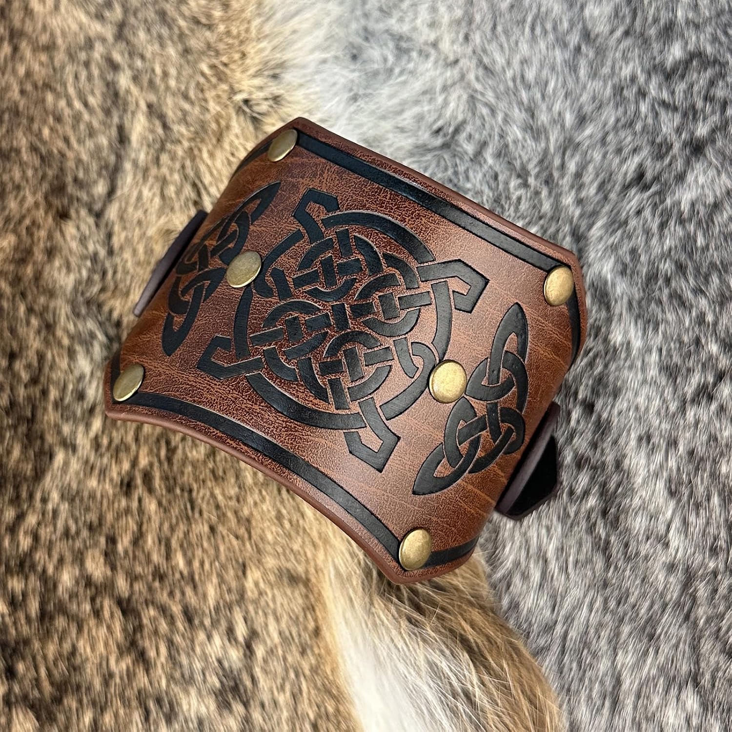 Detalle 2 de HiiFeuer Viking Runed Faux Leather Cuff Bracelet