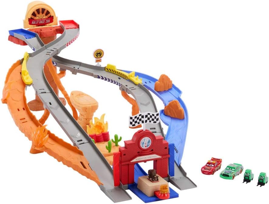 Detalle de Mattel Cars Coffret Piste de Course Rescue Road Course (Radiator Springs) avec Flash McQueen, Chick Hicks et 2 véhicules Pitty – JFL57