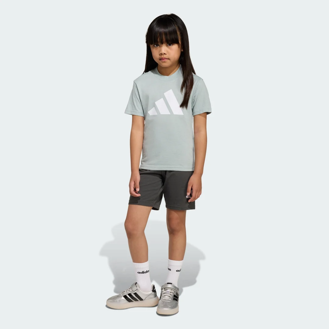 Thumbnail 2 de Conjunto Essentials para niños: camiseta y pantalón corto en verde de Adidas