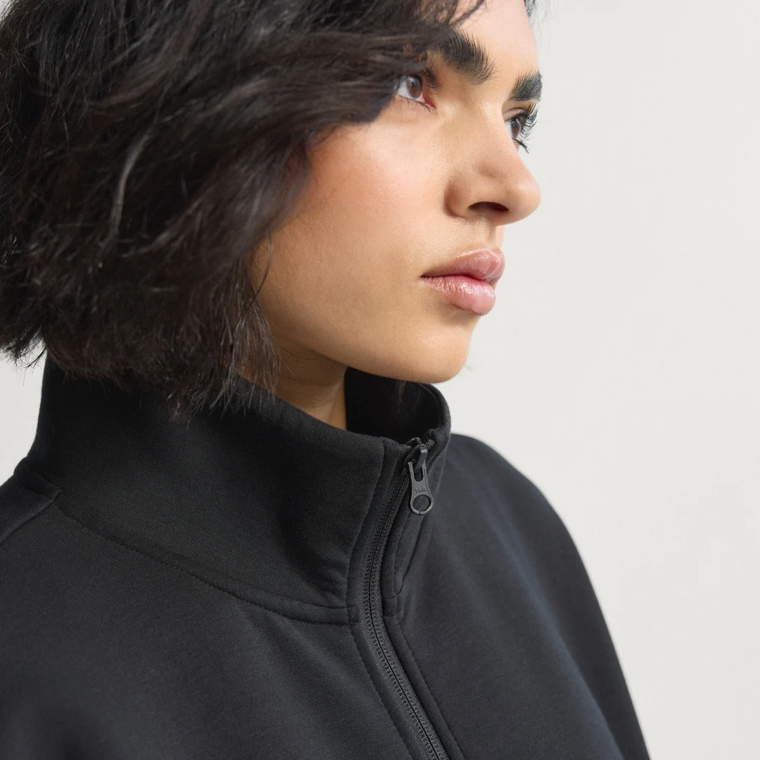 Detalle de Chaqueta Adidas Soft Lux Loose con cierre de cremallera – Negro