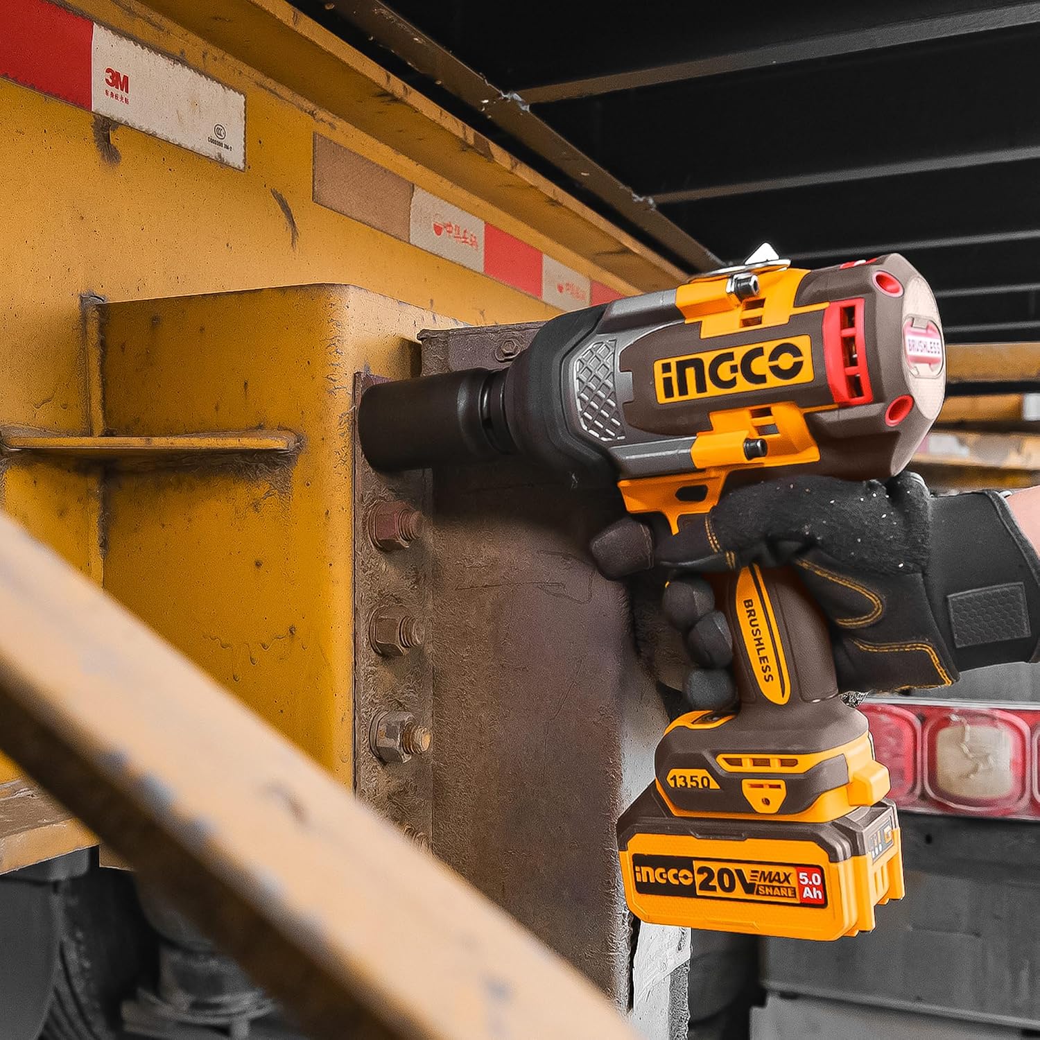 Thumbnail 3 de INGCO CIWLI20135 3/4 Inch High Torque Impact Wrench 1350NM (20V Brushless) with 2x 5.0Ah Batteries & Charger