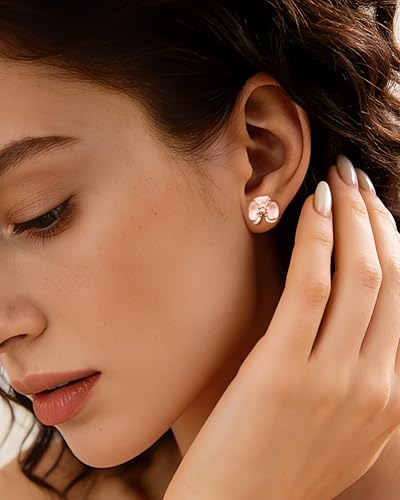 Detalle de Zikichiky flower stud earrings in enamel