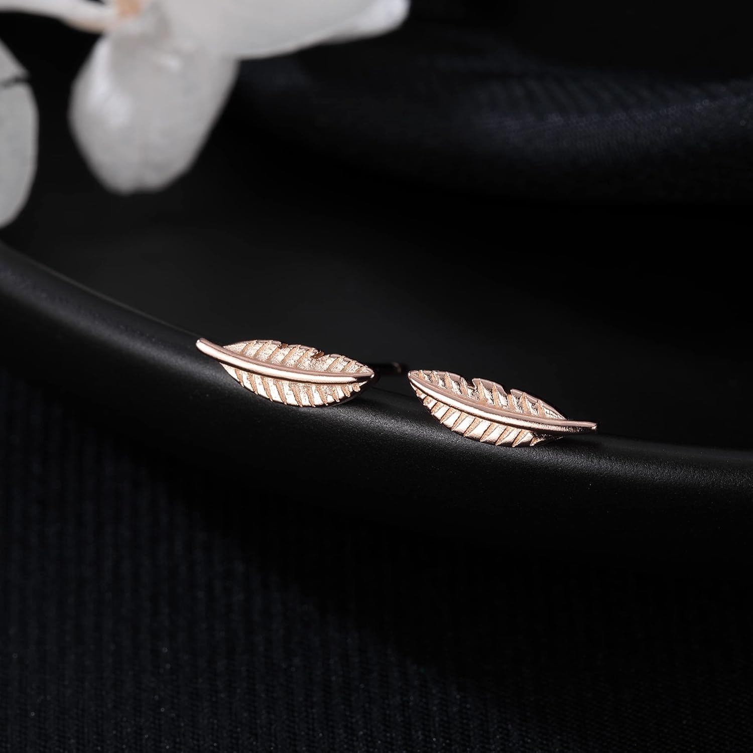 Detalle 2 de SLUYNZ 925 Sterling Silver Feather Stud Earrings – Tiny Minimalist Leaf Design