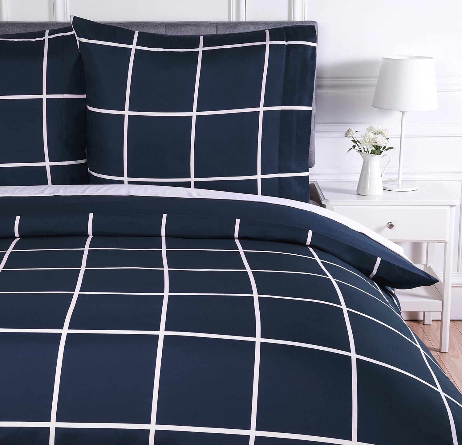 Detalle de Amazon Basics Bettwäsche 135x200 cm 2-teilig: Mikrofaser, Marineblau kariert – Duvetbezug mit Druckknöpfen und Kissenbezug 80x80