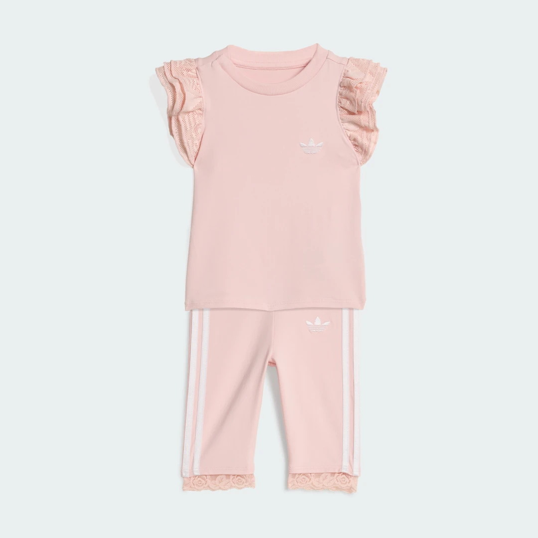 Detalle de Conjunto Adidas: camiseta y mallas 3/4 con encaje en color rosa