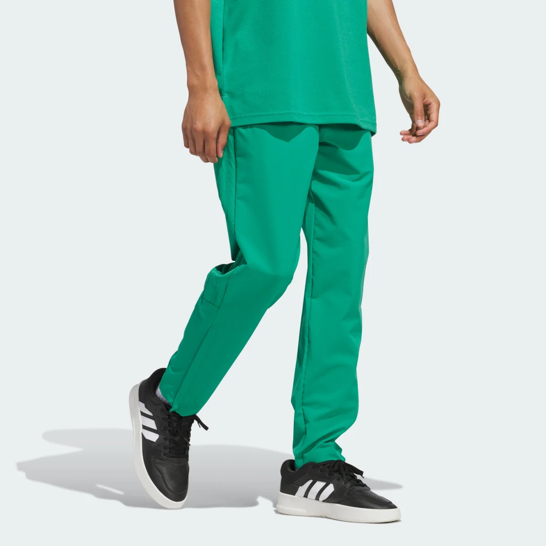 Detalle de Woven Track Pants de Adidas: pantalón deportivo en verde para entrenar y descansar