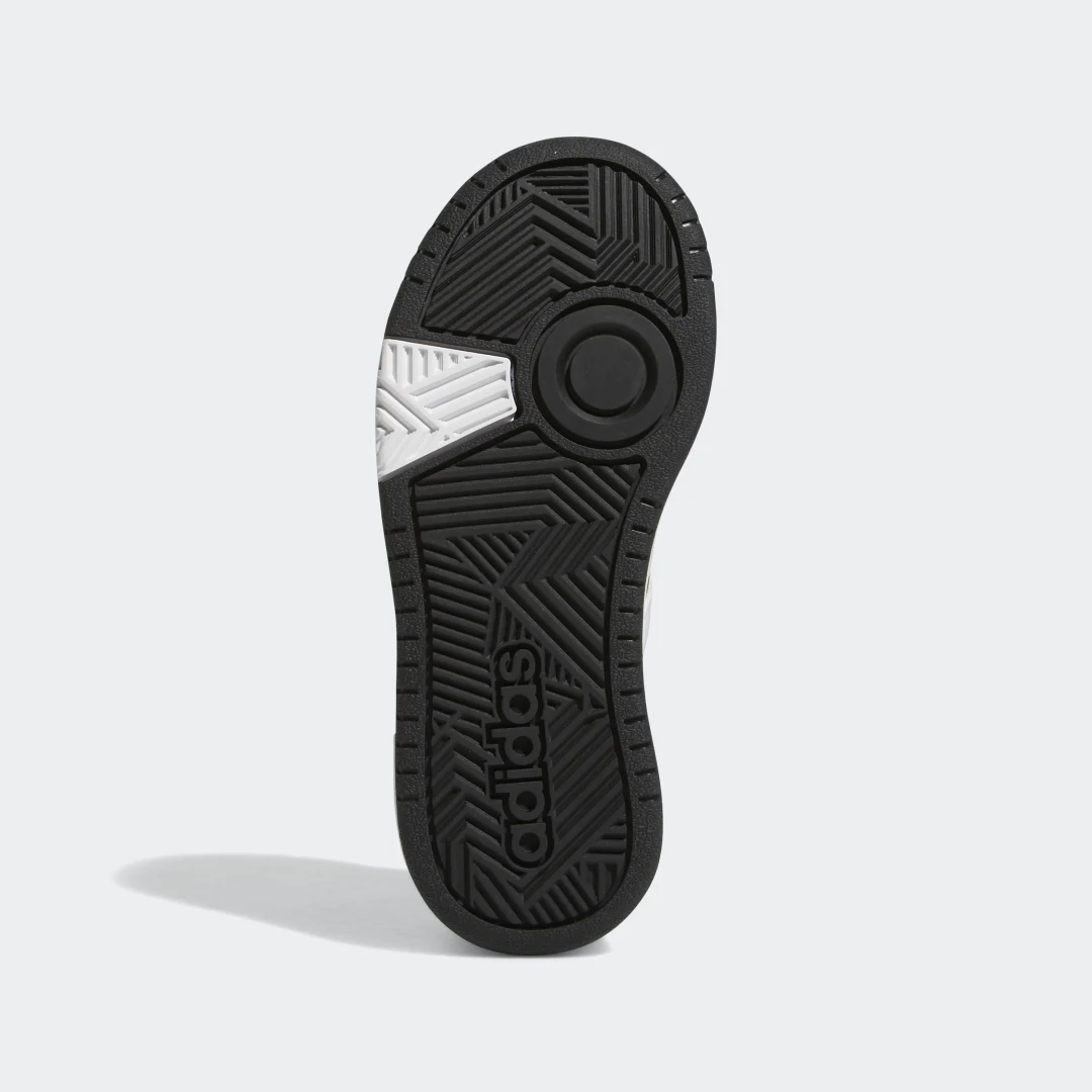 Detalle de Adidas Hoops Mid en negro — estilo urbano y rendimiento básico