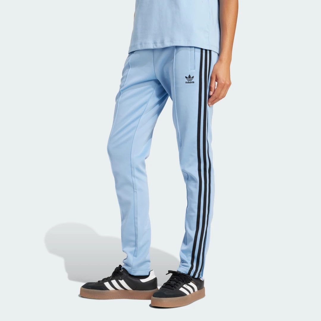 Detalle de Pantalón Adicolor SST de Adidas – azul, para look urbano y cómodo uso diario