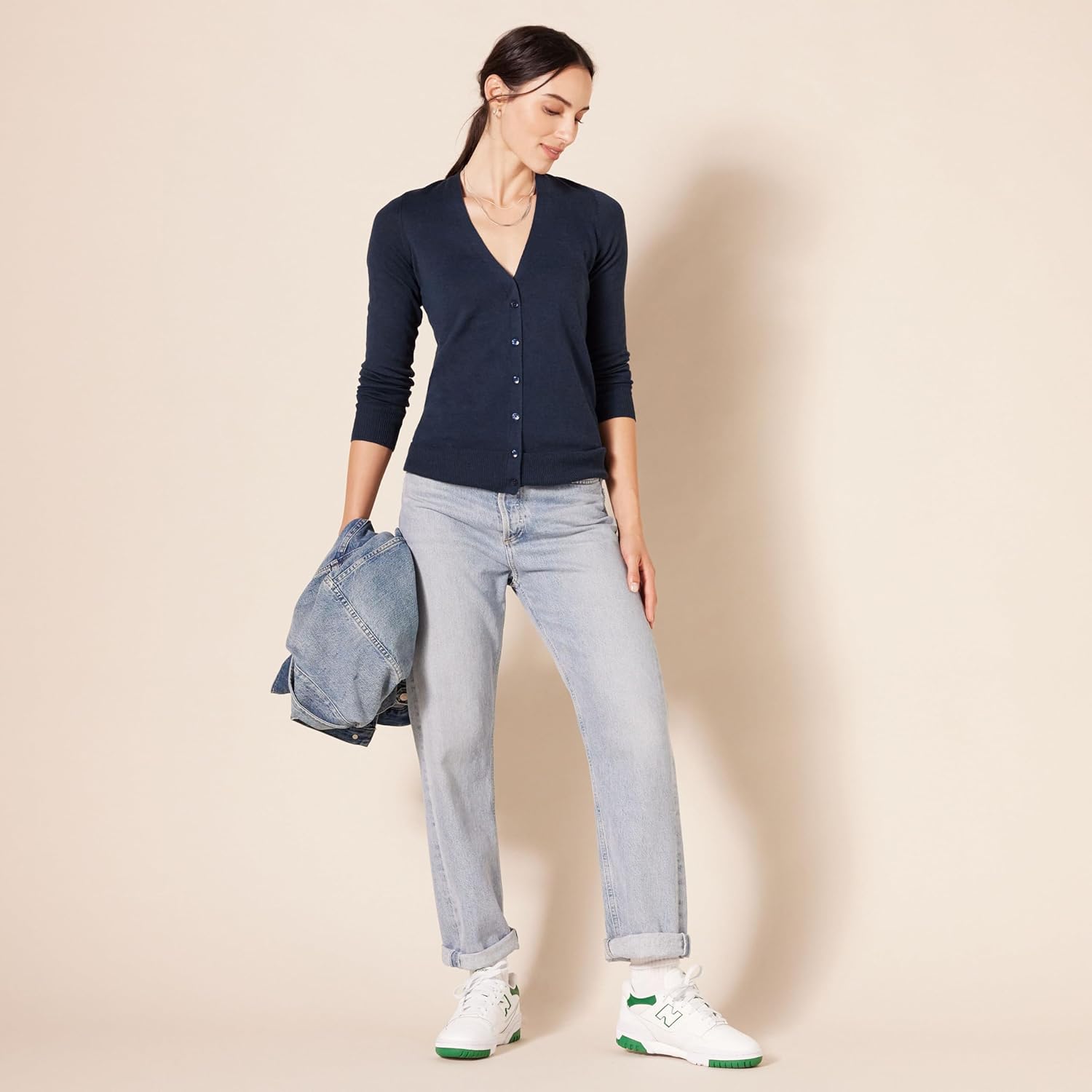 Detalle de Amazon Essentials Women’s Lightweight V-Neck Cardigan Jumper (Plus Size available)