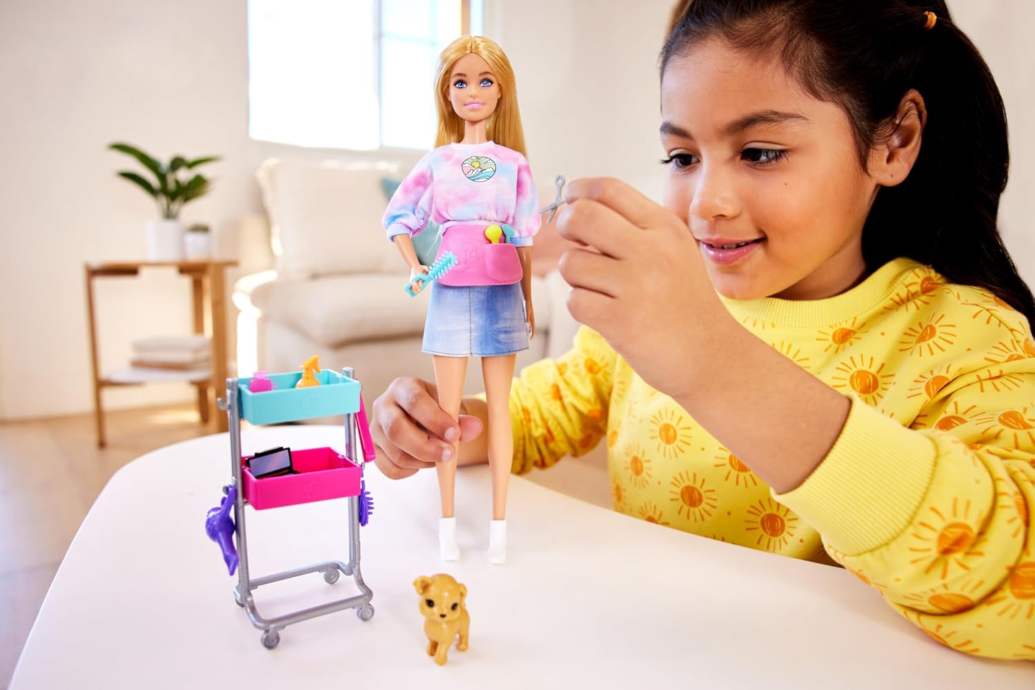 Detalle 2 de Barbie HNK95 Poupée styliste Malibu avec 14 accessoires