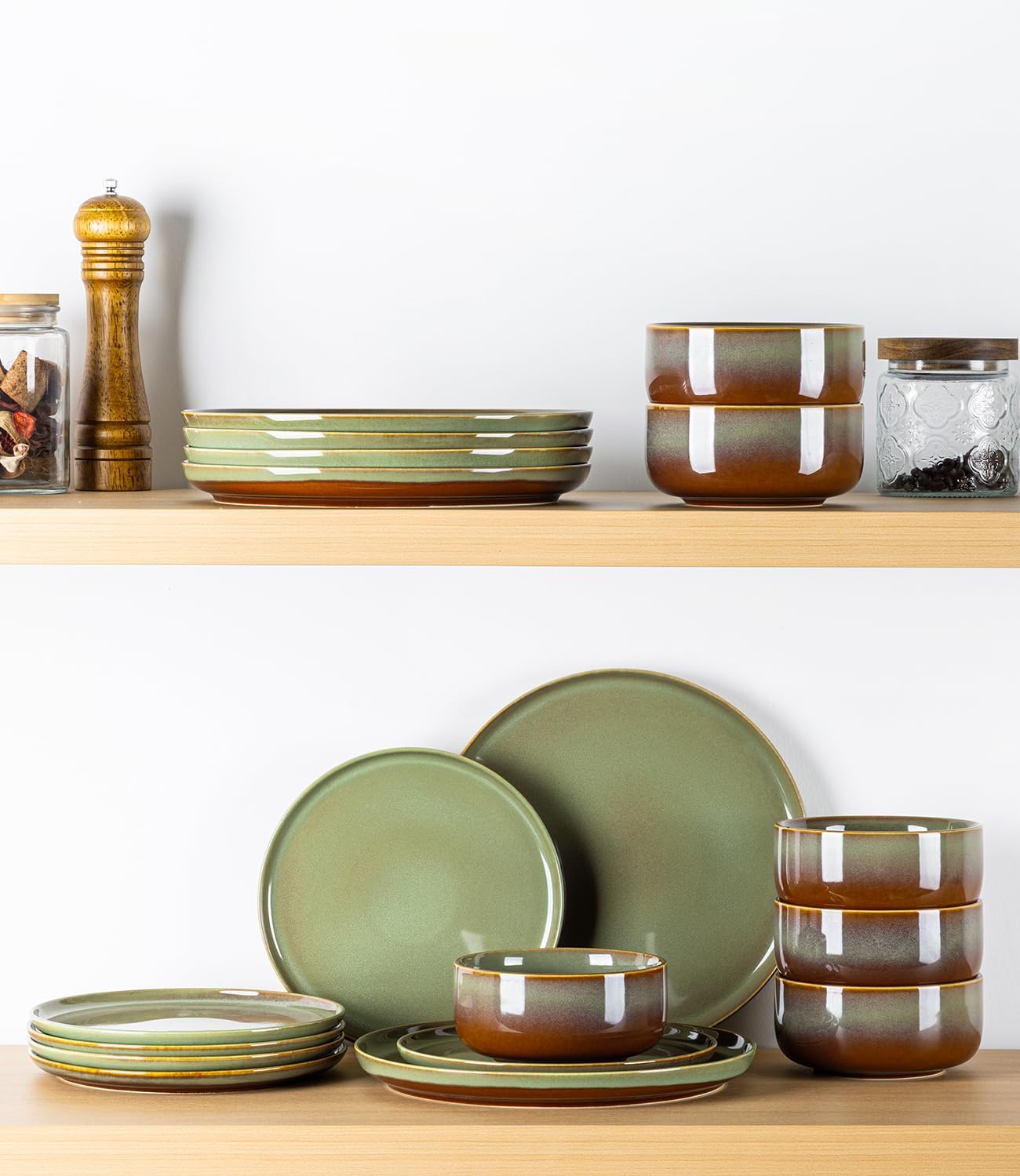 Detalle de TheTerra 18-Piece Ceramic Dinnerware Set for 6 in Sage Umber – Handcrafted, Reactive Glaze