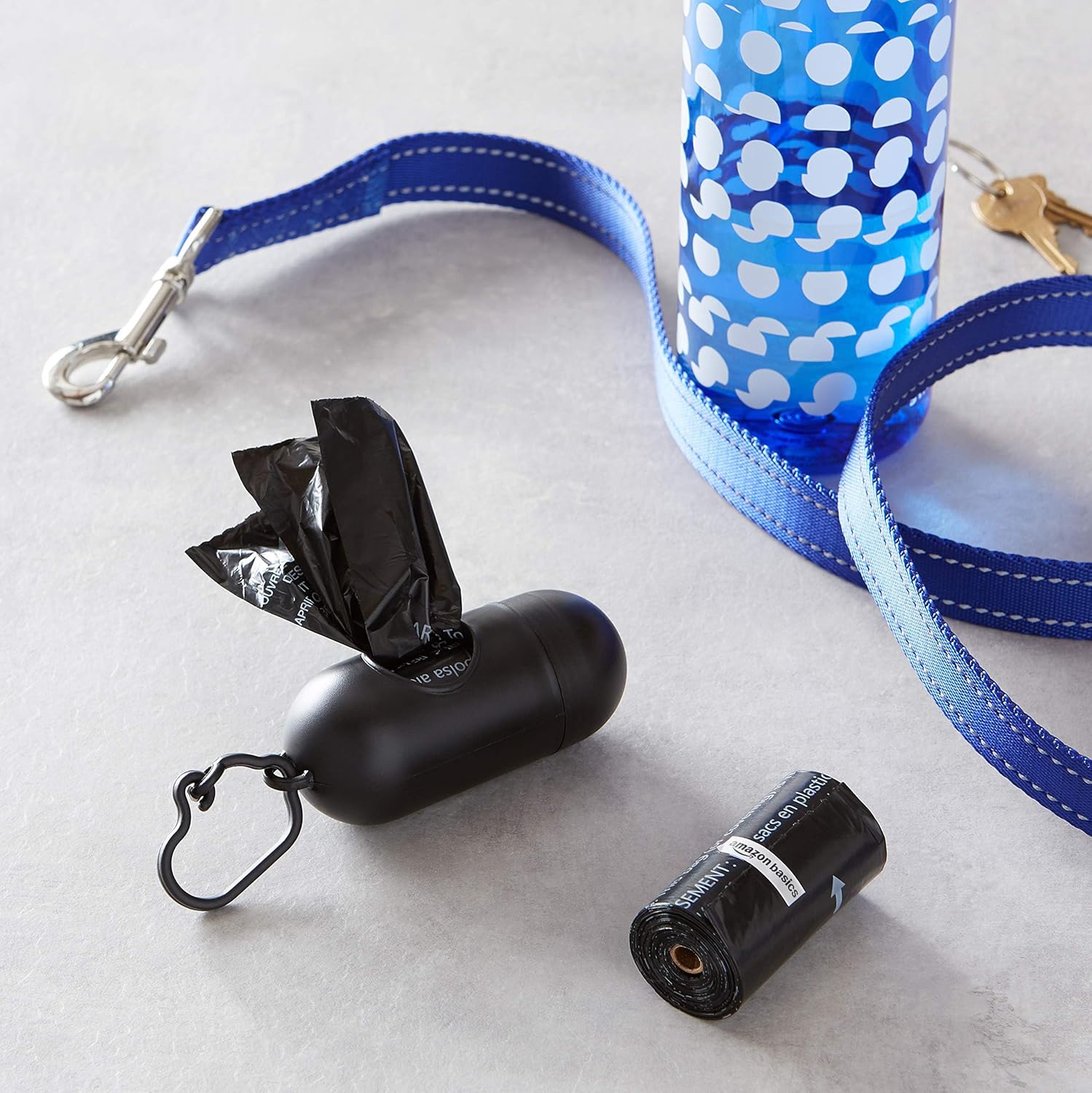 Detalle de Amazon Basics Sacchetti igienici per cani con dispenser e clip per guinzaglio, 600 pezzi (40 confezioni da 15 sacchetti)