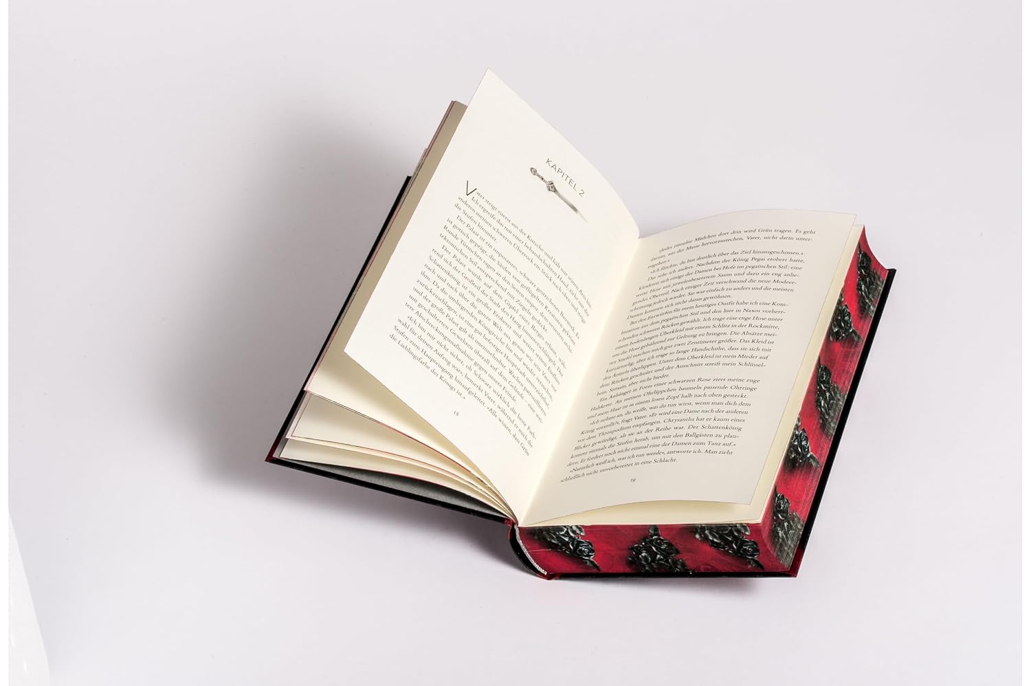 Detalle de The Shadows Between Us – Limited-edition fantasy novel with coloured page edges