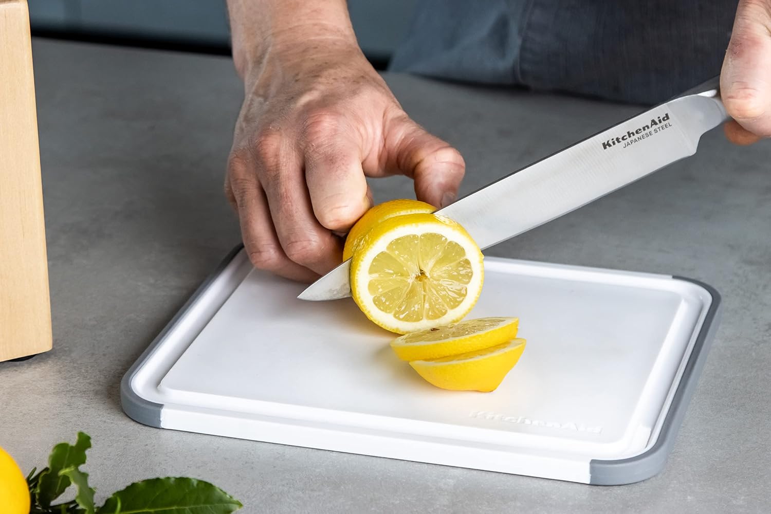 Detalle de KitchenAid Classic kunststof snijplank 20 x 25 cm met antislipranden