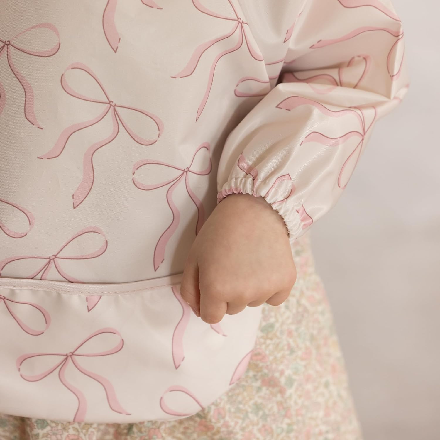 Detalle 2 de Tiny Twinkle Long Sleeve Bib, 2-Pack, Waterproof, 6–24 Months, Toile & Bows