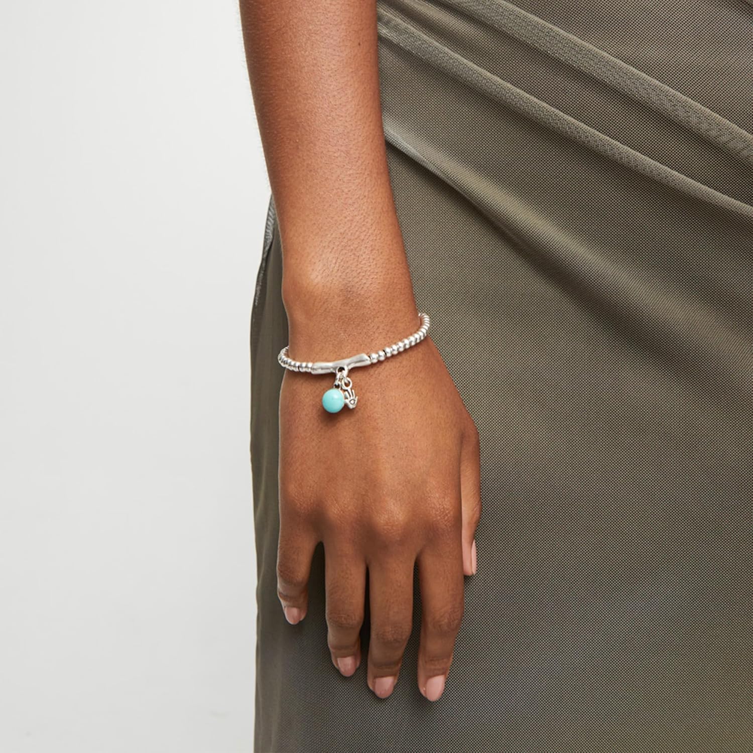 Detalle de UNOde50 Bracciale perline placcate in argento sterling e turchese, vetro di Murano, mano di Fatima