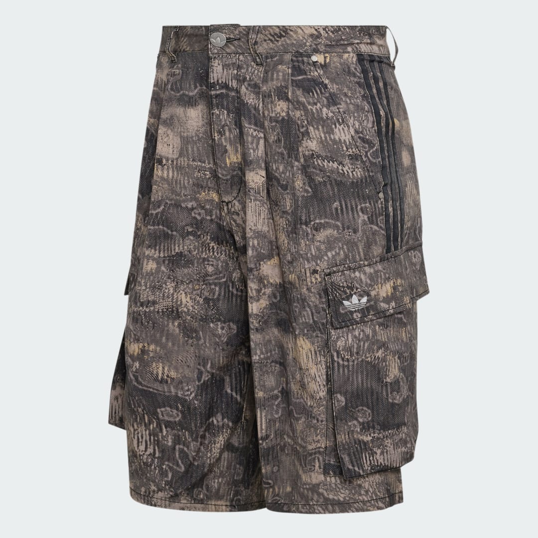Detalle 2 de Pantalones cortos cargo Adil(enium) Season 5 AOP de Adidas – Blanco