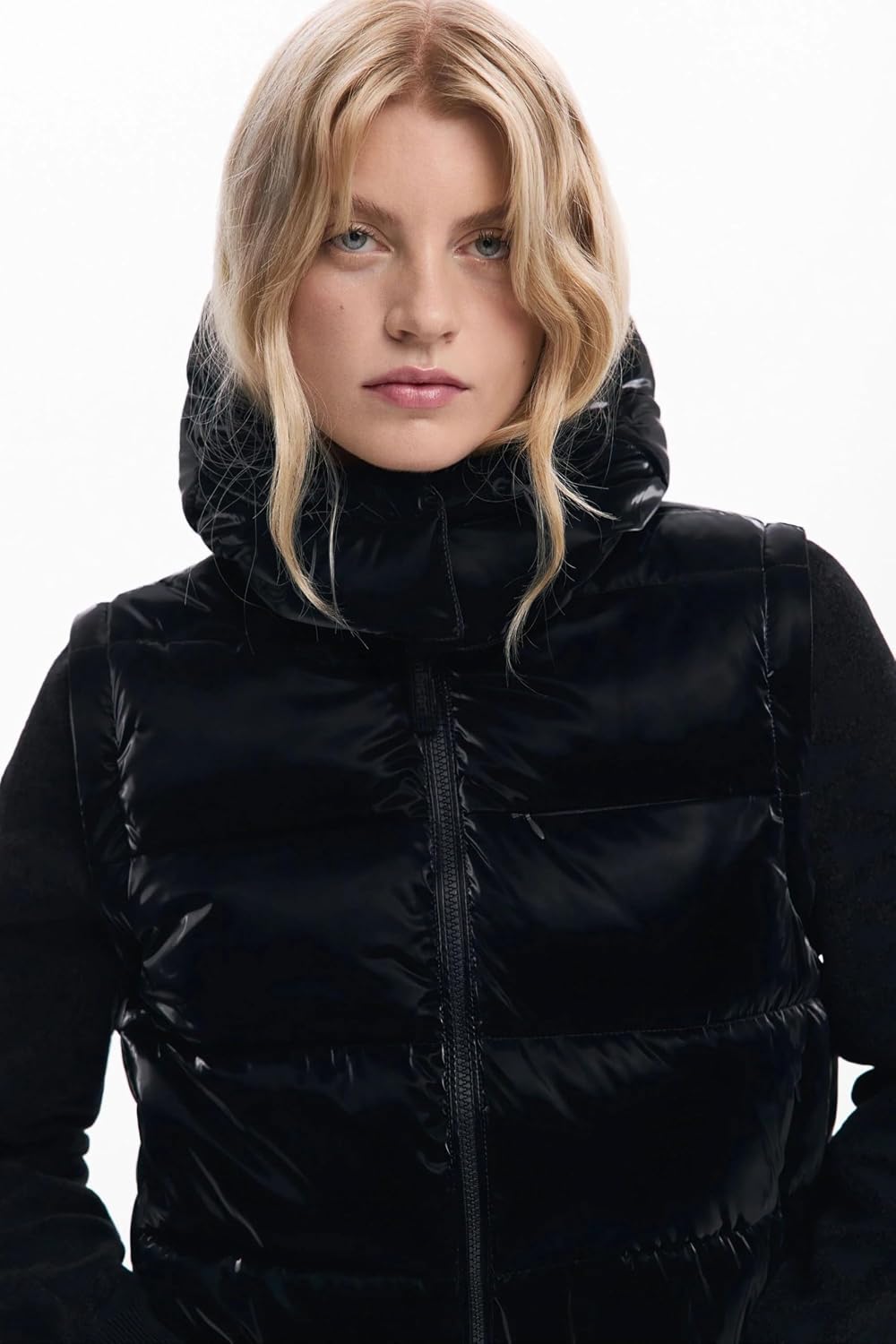 Detalle de Desigual PADDED_BUBBLE 2000 NOIR — Veste matelassée noire avec capuche et manches amovibles