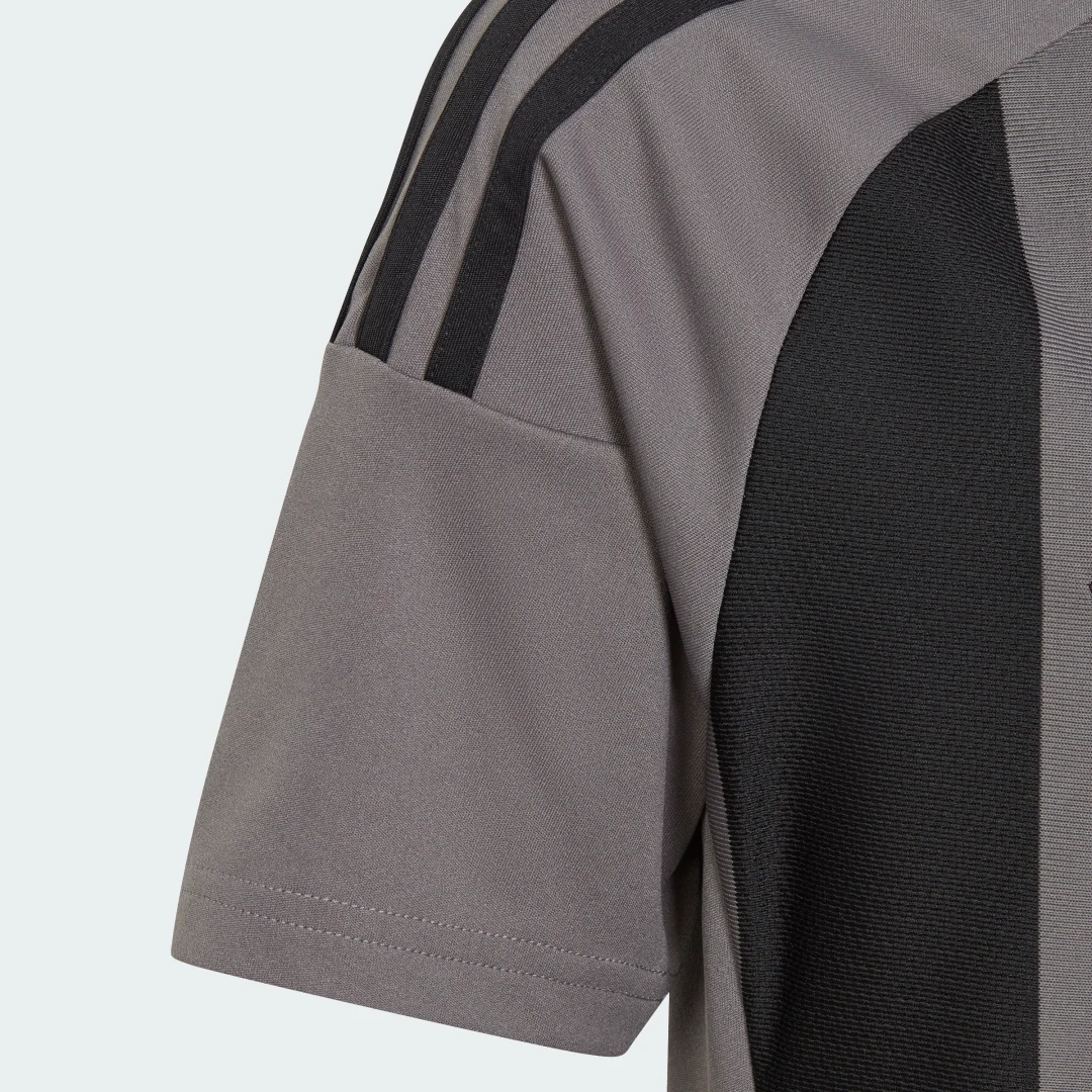 Detalle 2 de Camiseta Striped 24 (Adolescentes) de Adidas – gris, estilo y comodidad para jóvenes