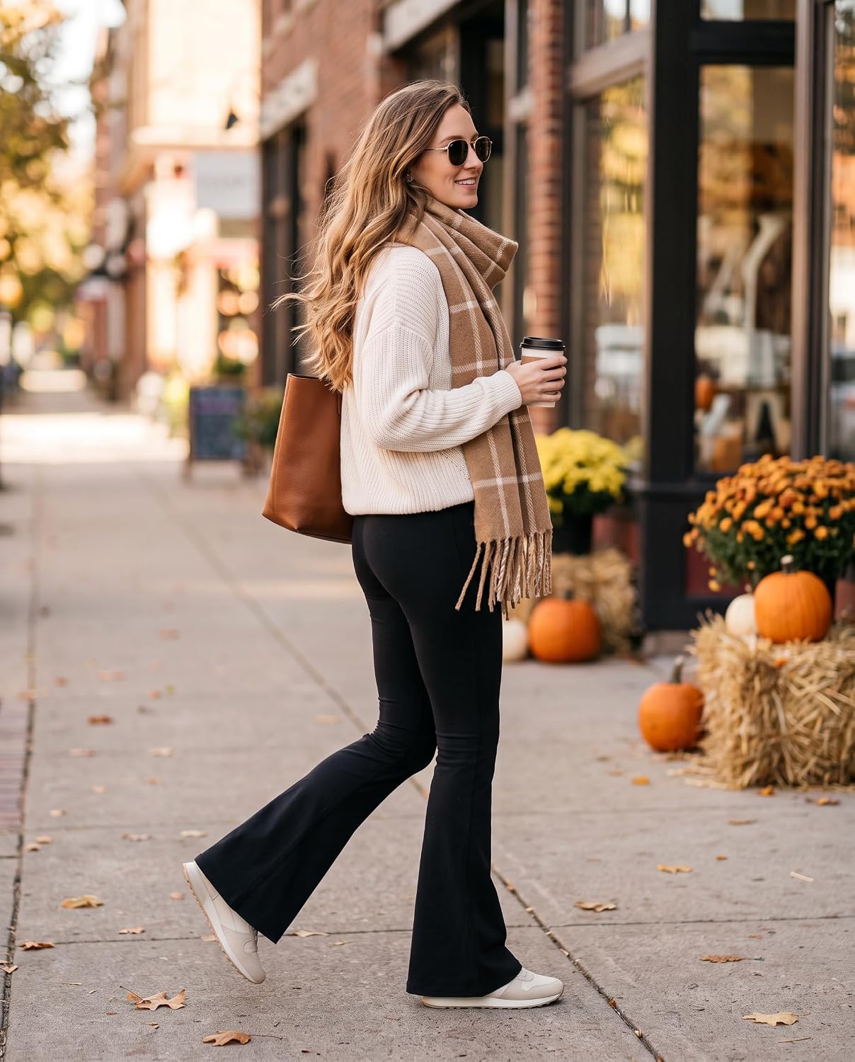 Detalle 2 de TNNZEET Black Flare Leggings for Women with Pockets and Crossover Style