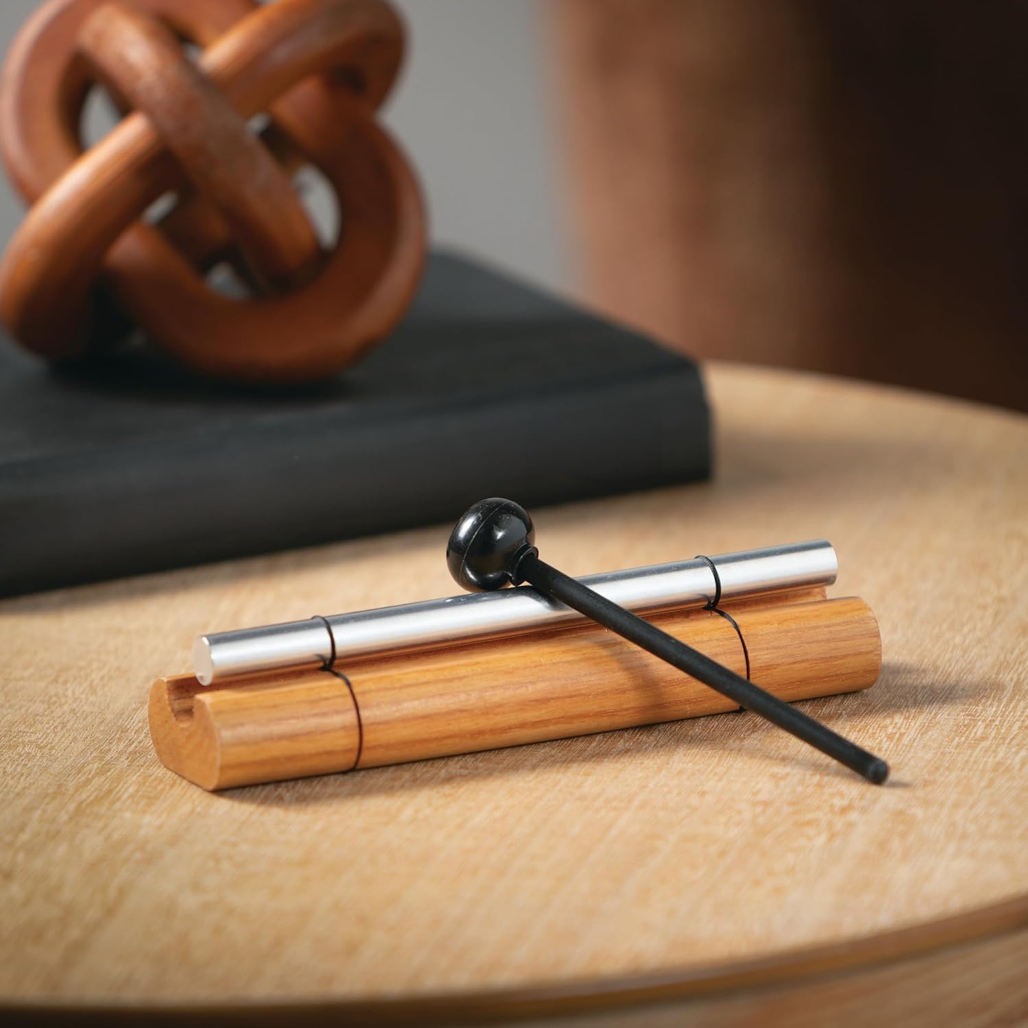 Detalle de Woodstock Wind Chimes Zenergy Solo Hand Chime - 7" in Silver, Musically Tuned for Meditation and Mindfulness