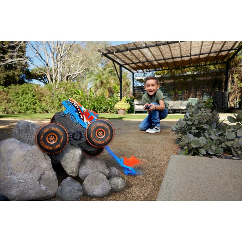 Detalle 2 de Monster Truck Hot Wheels JFR39: control remoto inalámbrico y multicolor para disfrutarlo en familia
