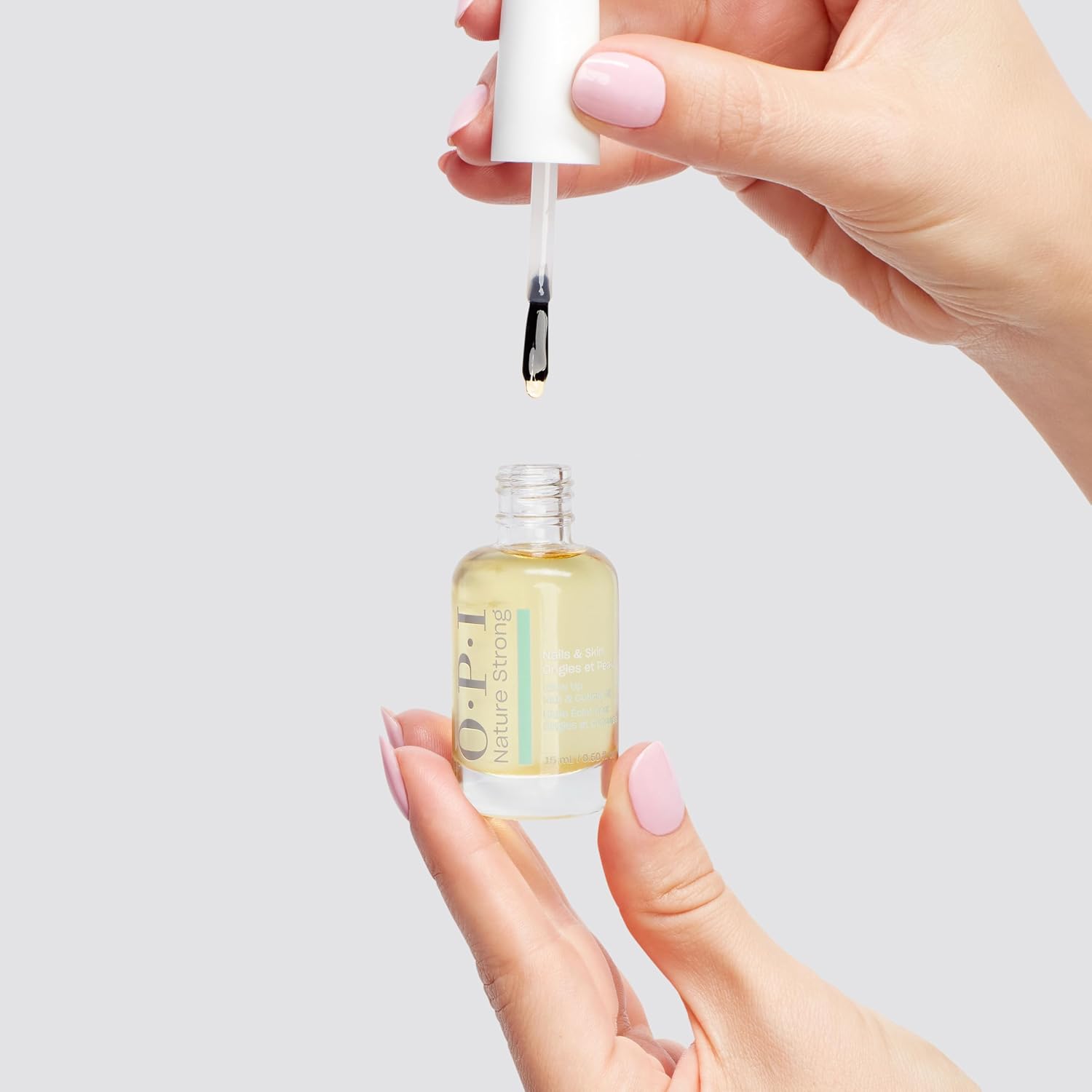 Detalle de OPI Nature Strong Skincare Glow Up Nail & Cuticle Oil (Vitamin E) – natural origin cuticle treatment