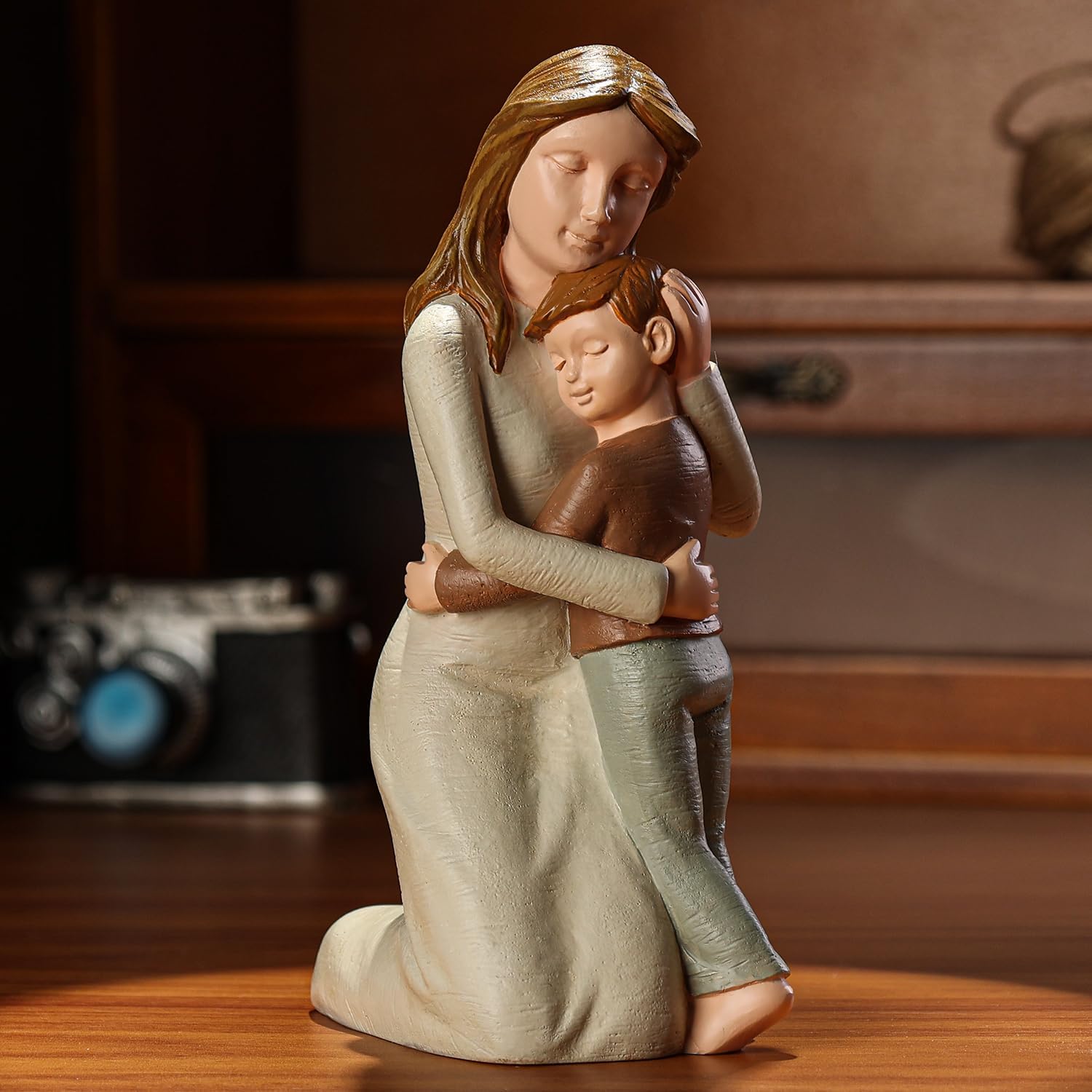 Detalle de Hensonever Mother and Son Figurines – Hand-Painted Resin Keepsake
