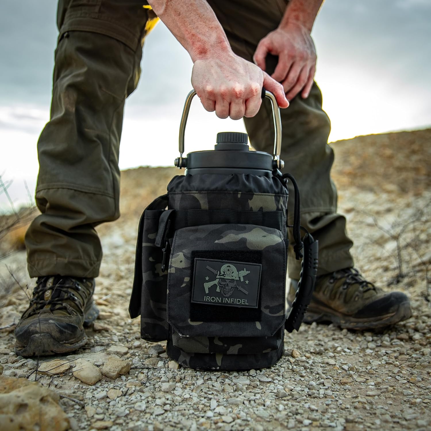 Thumbnail 6 de Iron Infidel Battle Bottle 128 oz Insulated Water Jug with Dual Handles and Rugged Sleeve (Black Camo)