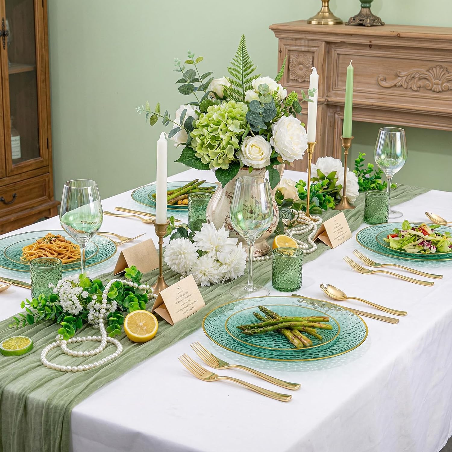 Detalle de Rubtlamp BLPGG 60-Piece Green Plastic Plates with Hammered Gold Rim