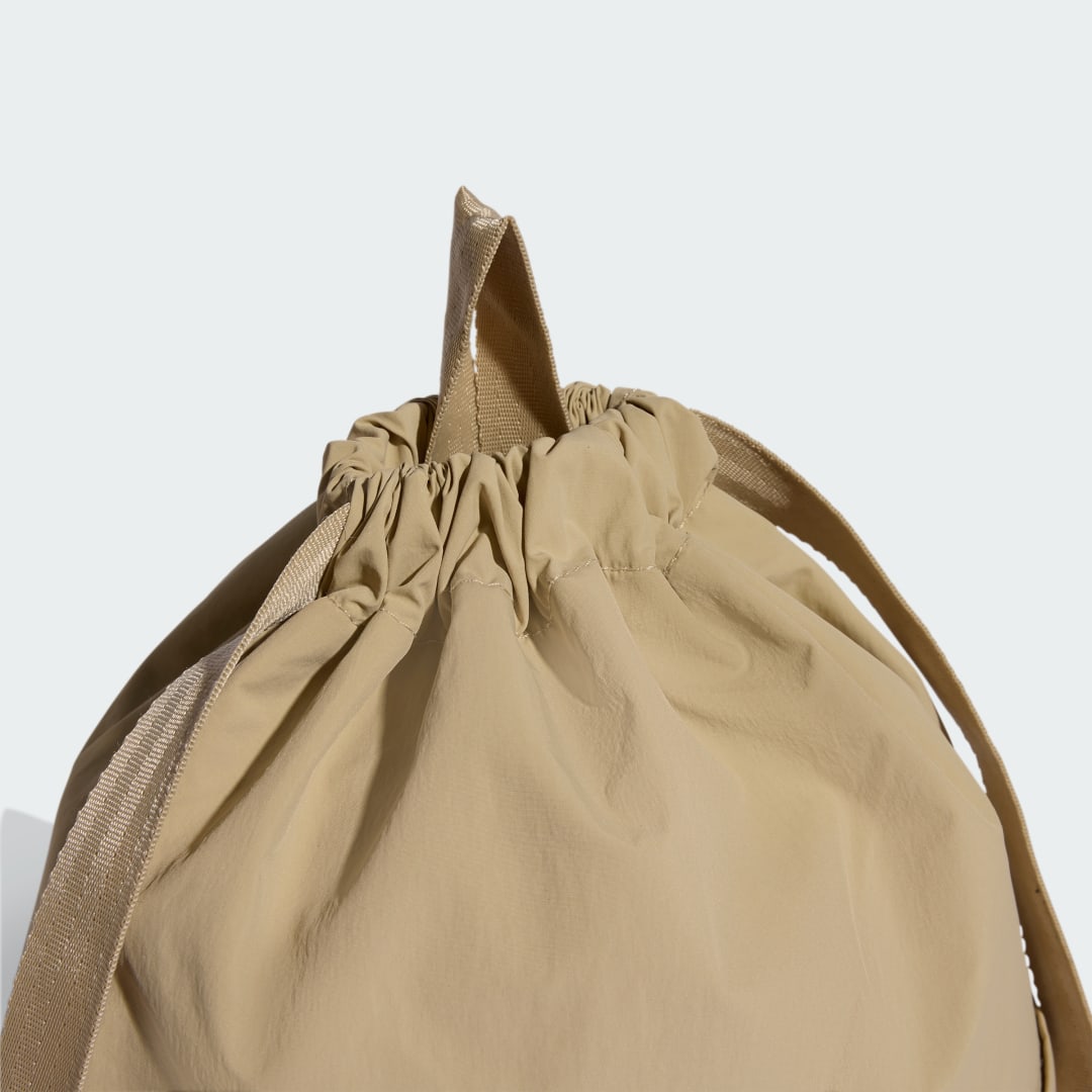 Detalle de Mochila saco Everyday Icons de Adidas (beige) – estilo práctico para uso diario