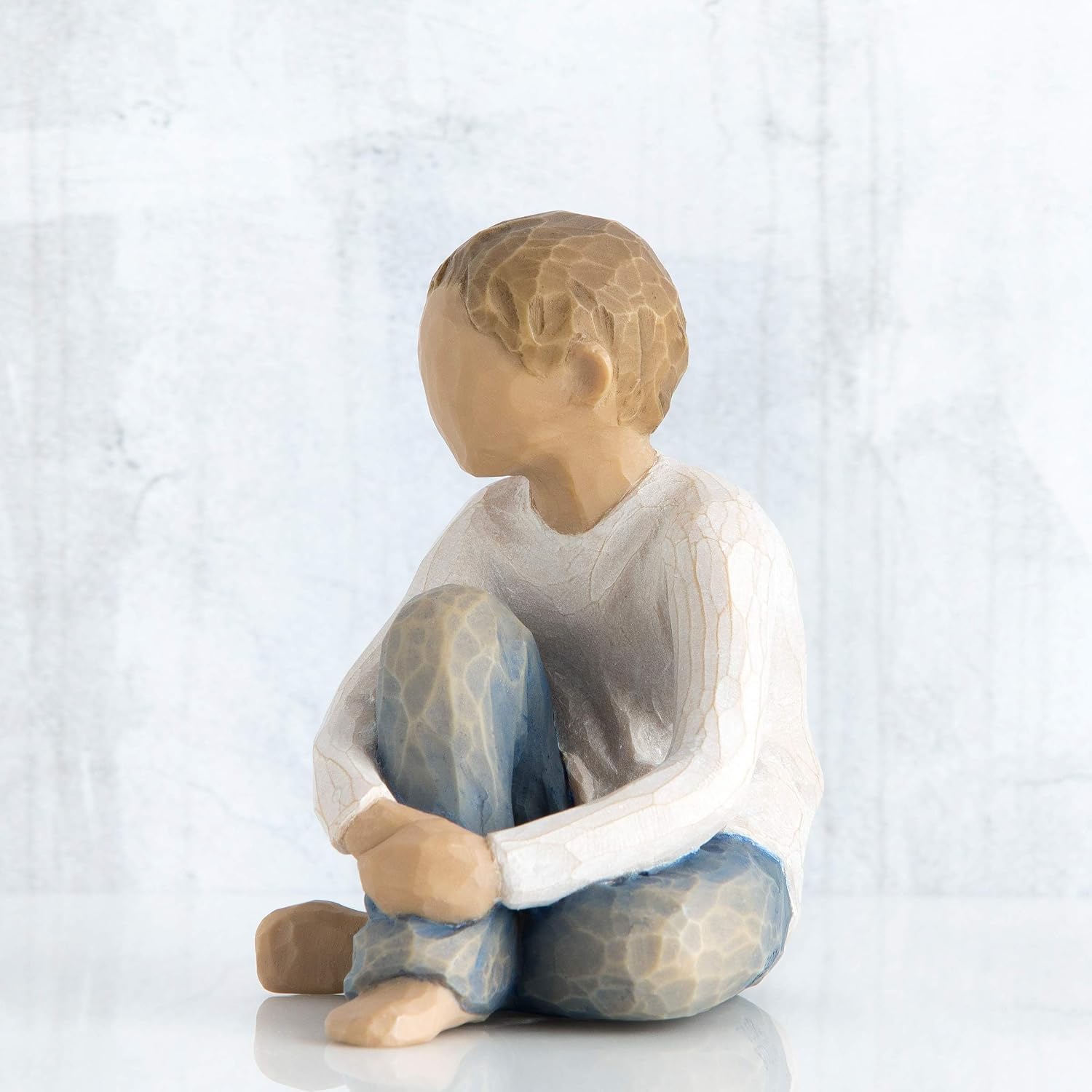 Detalle de Enesco 26228 Enfant Attentionné – Sculpture artisanale en résine, livrée en coffret cadeau