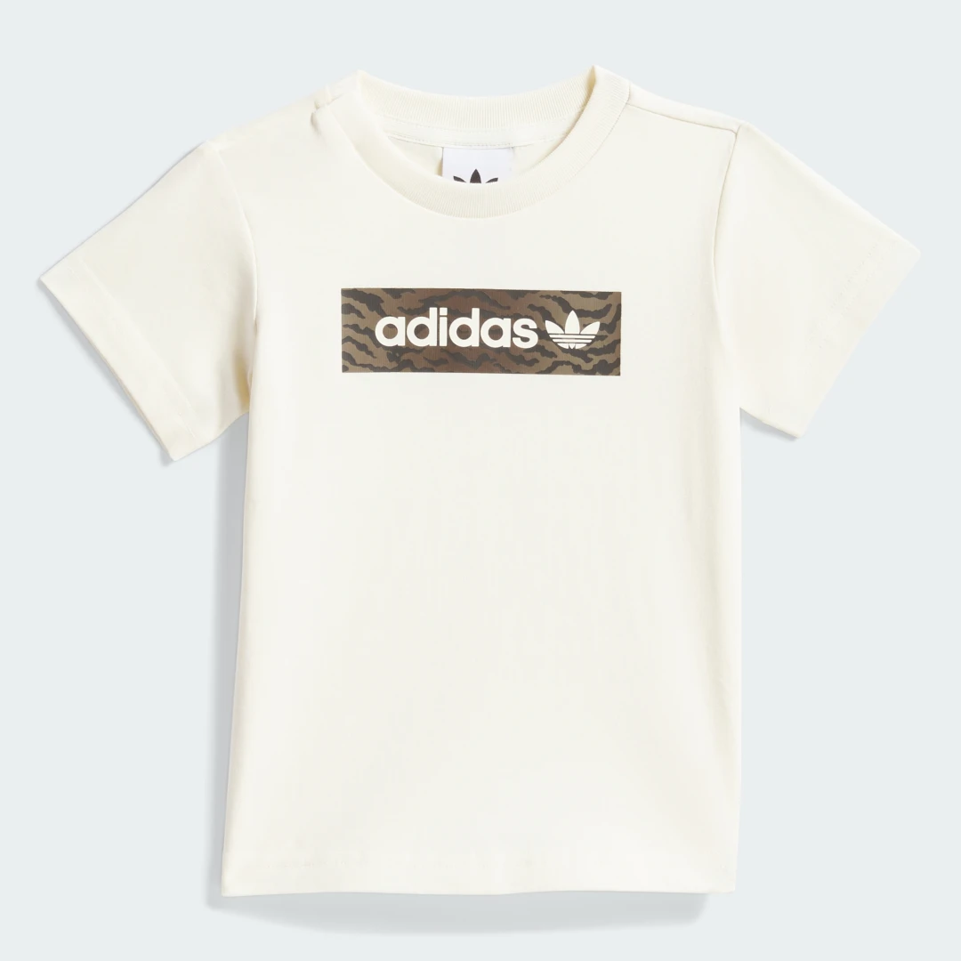 Detalle 2 de Conjunto Adidas: pantalón corto y camiseta AOP en blanco