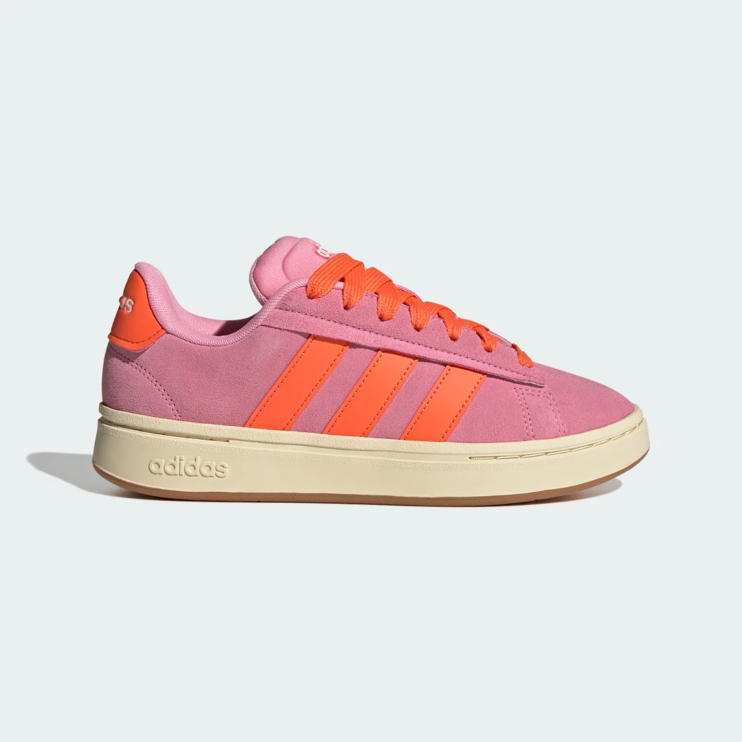 Detalle de Zapatilla Grand Court Alpha de Adidas: estilo cómodo en rosa para el día a día