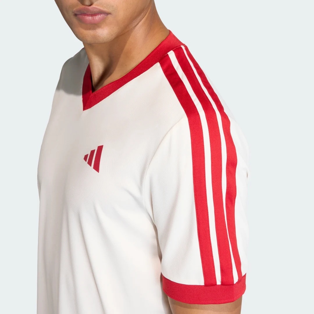 Detalle de Camiseta Tennis Classics de Adidas – color blanco