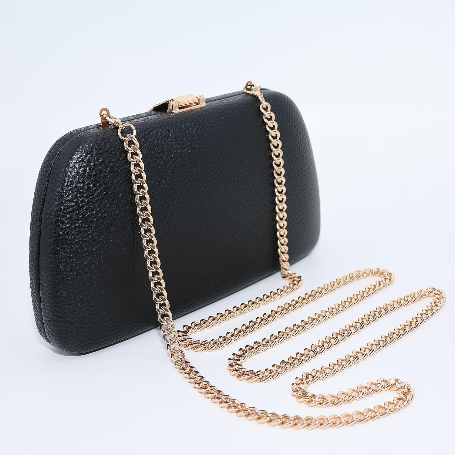 Detalle de Milisente suede clutch bag with metallic clasp closure and gold shoulder chain