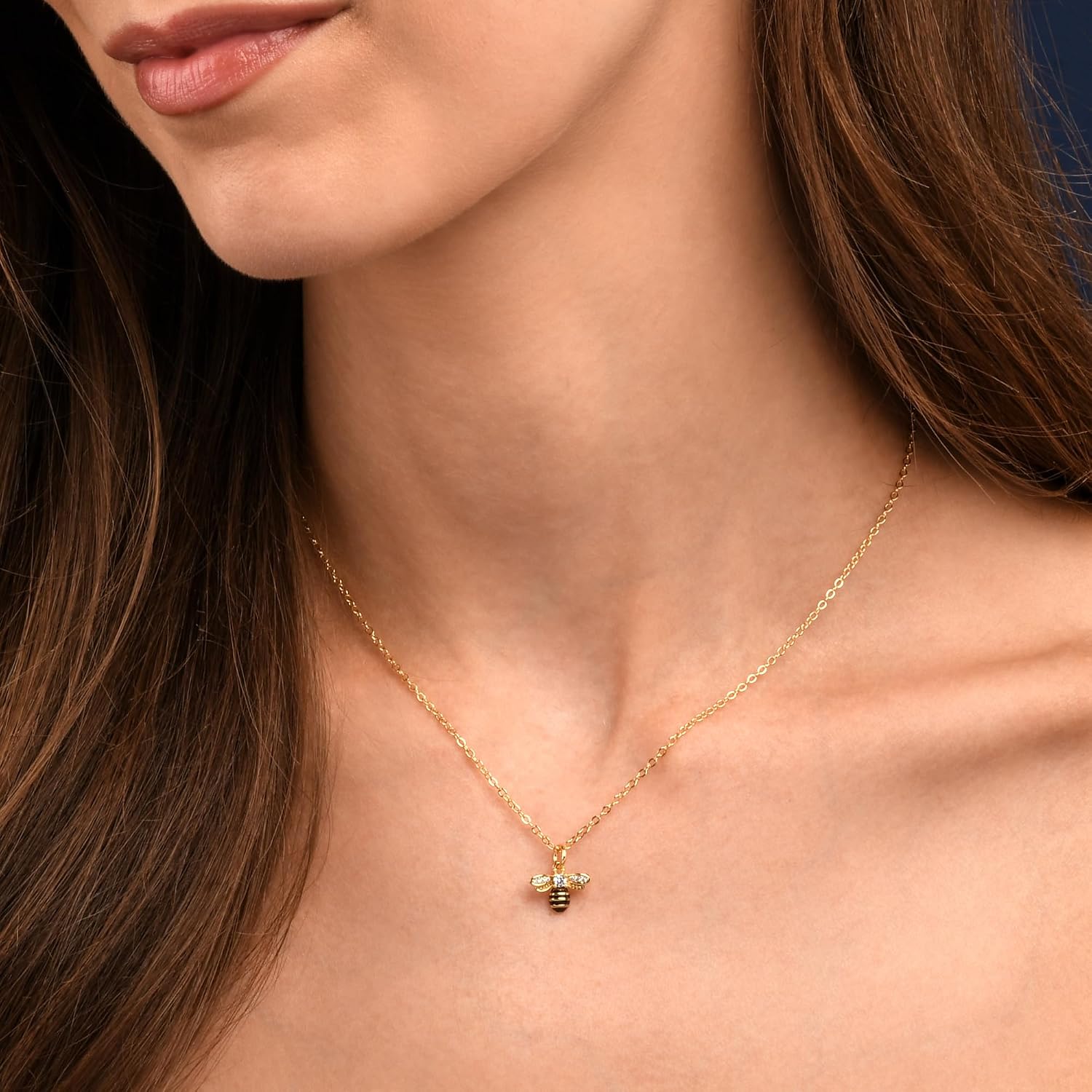 Detalle 2 de Collier pendentif abeille Namana en laiton plaqué or 18 carats, détails émail noir