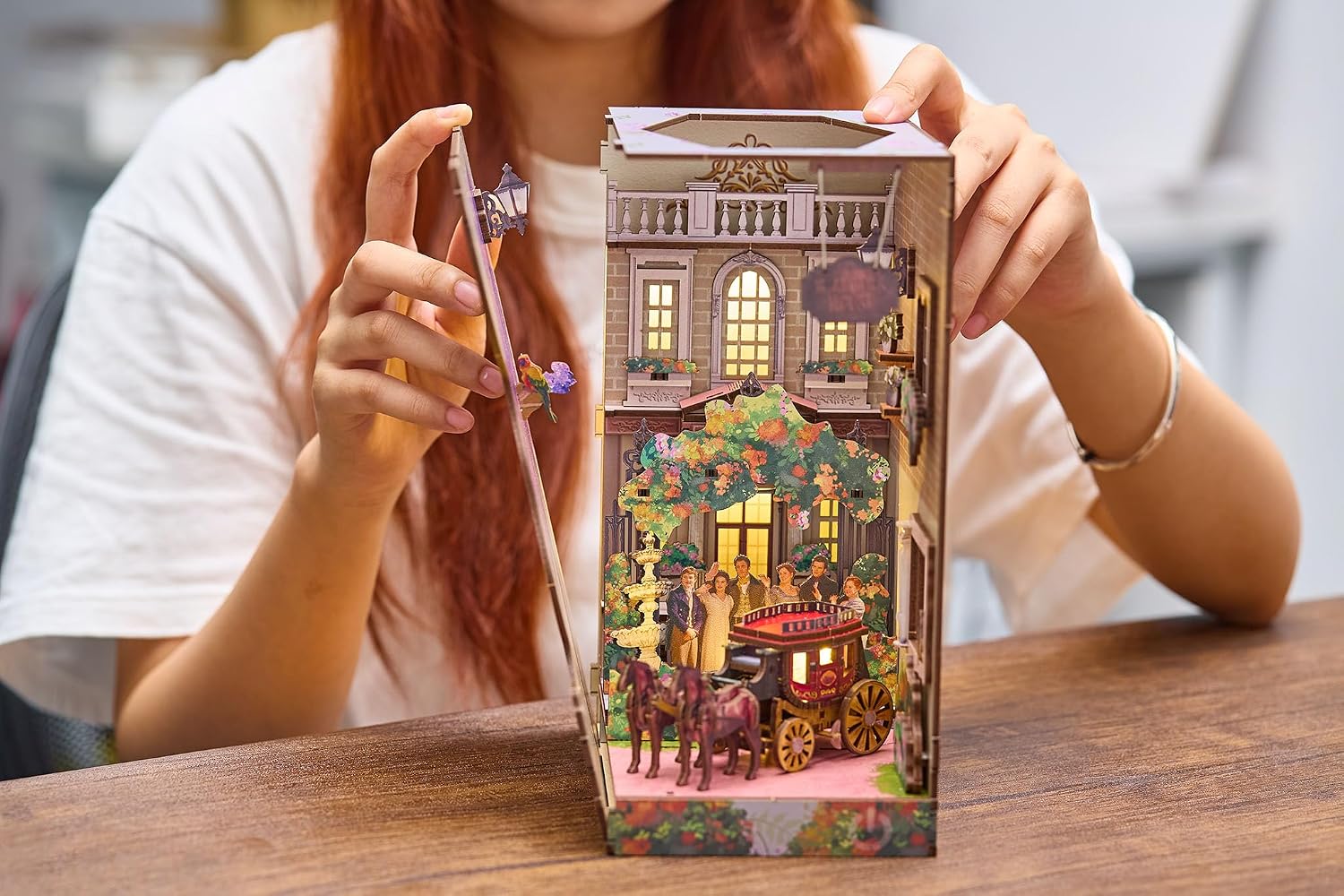 Detalle de Revell Tiny Adventures – Bridgerton Into The Light Book Nook avec éclairage LED