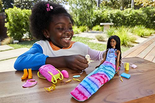 Detalle 2 de Barbie Vamos de Camping Brooklyn Muñeca Morena con mochila y saco de dormir