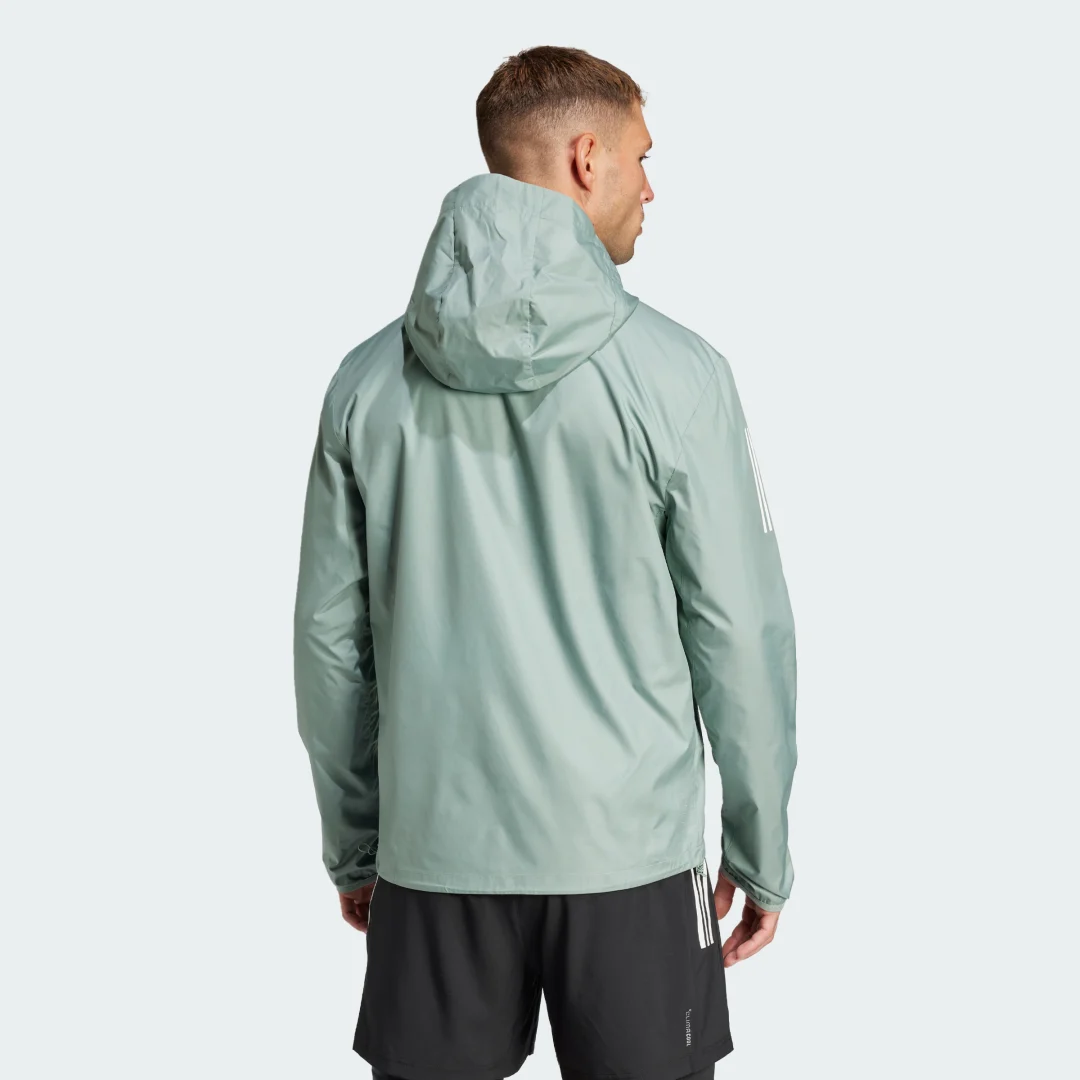 Detalle 2 de Chaqueta Own the Run de Adidas: versatilidad en verde para tus entrenamientos