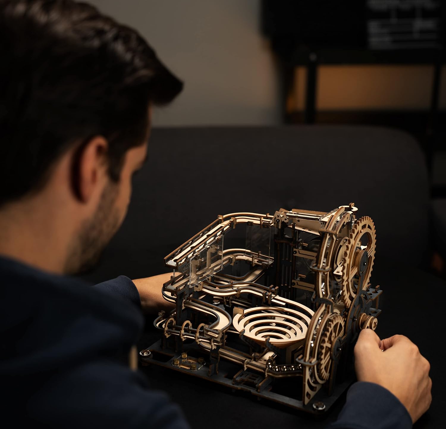 Detalle de ROBOTIME LGA01 Night City-knikkerbaan, houten 3D-puzzel met stalen knikkers