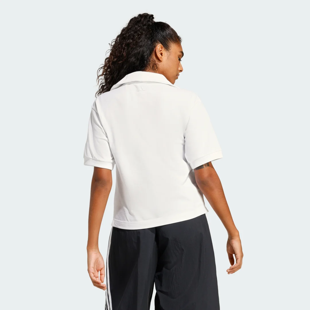 Detalle 2 de Polo bordado Seasonal Essentials Colorpop de Adidas — Blanco