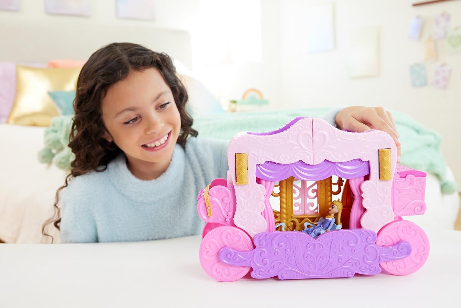 Detalle 2 de Mattel Disney Princess Verwandlungs-Spielset Kutsche zu Schloss (HWX17) mit kleiner Puppe Aurora