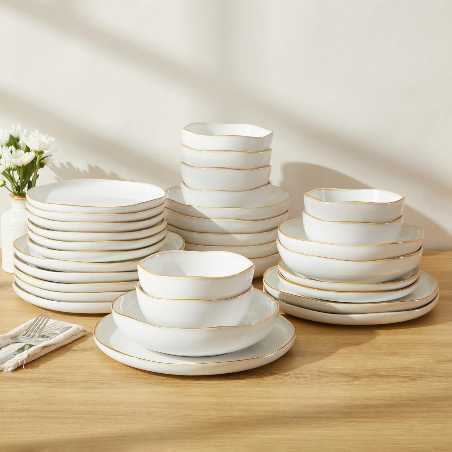 Detalle de Pokini 32-Piece White Dinnerware Set with Pasta Bowls: Durable Stoneware for Large Gatherings
