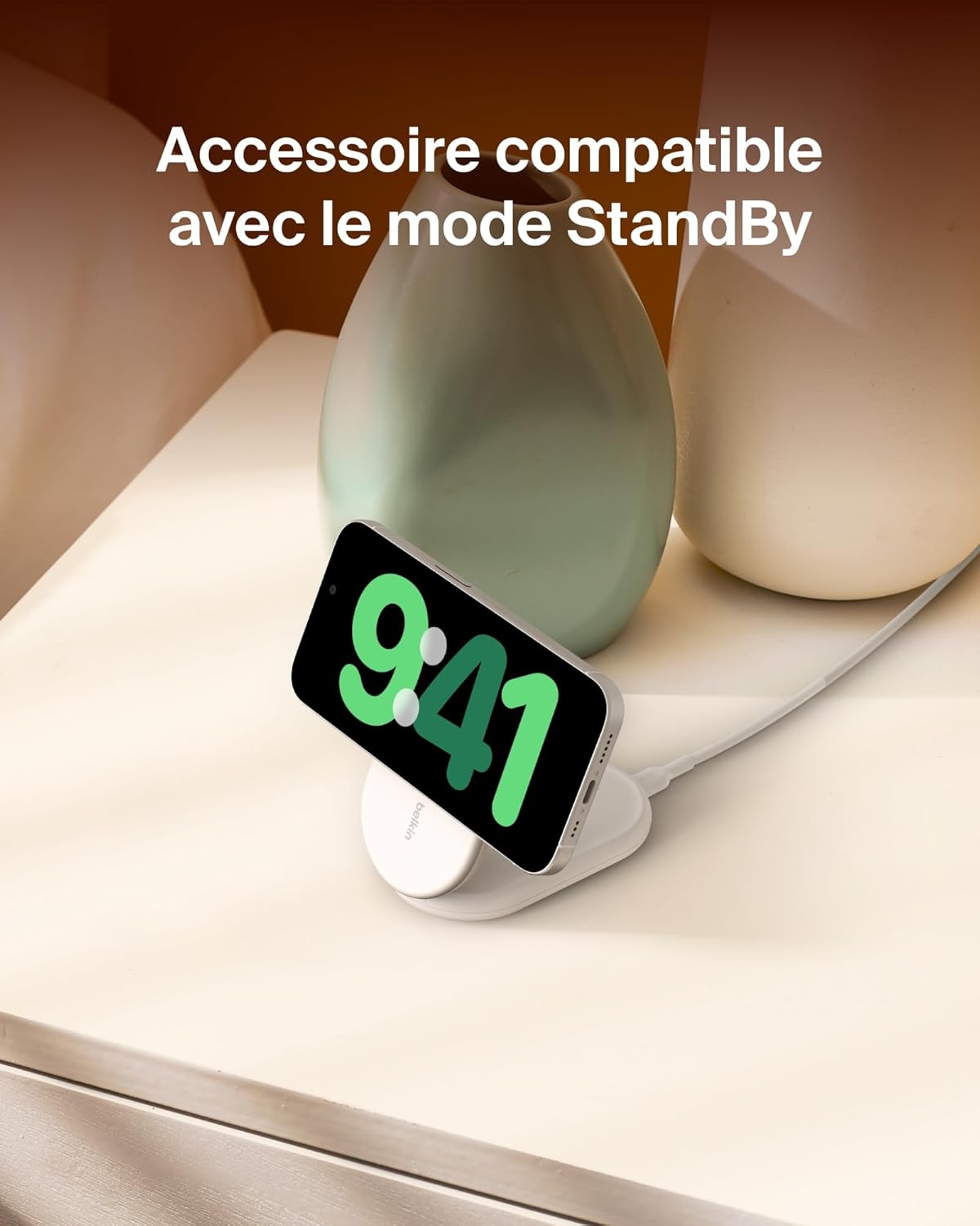 Detalle de Belkin BoostCharge Socle de Recharge Qi2 avec Support Pliable — 15 W, MagSafe compatible (iPhone 16/15/14/13) – Blanc